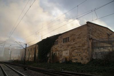 Stuttgart: Rettungswagen verunfallt auf dem Weg zum Brandeinsatz - Starke Rauchenwicklung bei Brand in Lagerhalle